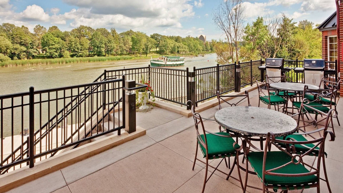 Rochester Apartment | Queen Studio with a River View | Just a Stroll from the University of Rochester