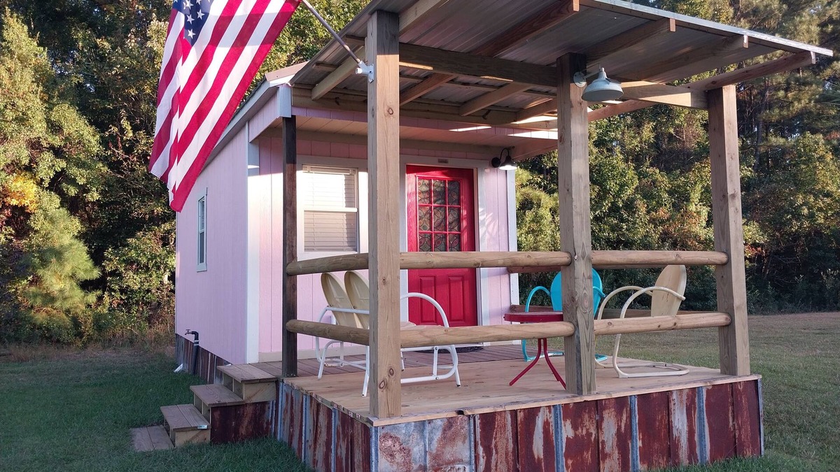 Hubert Cottage | Queen Suite Minutes to Beach Shopping Nature Trails Boating Historic Sites