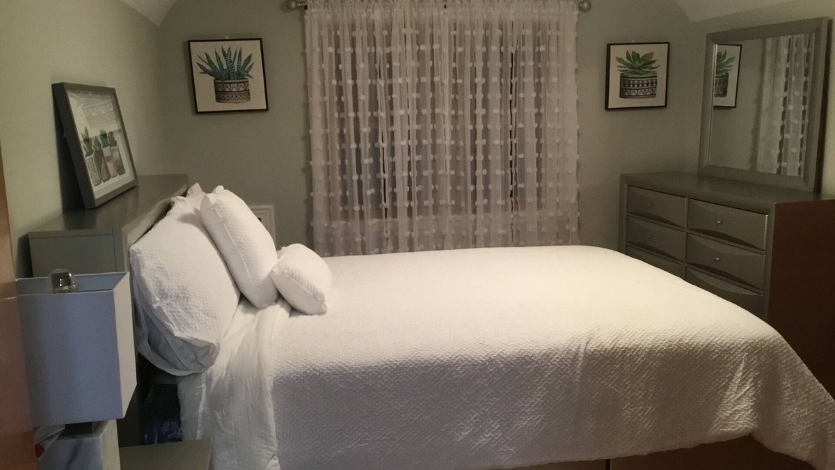 Ansonia House | Queenroom with shared bathroom, safe neighborhood .
