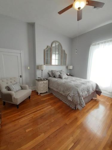 Wise House | Queens Chamber w King Heavenly Bed at Nottingham Place in Wise