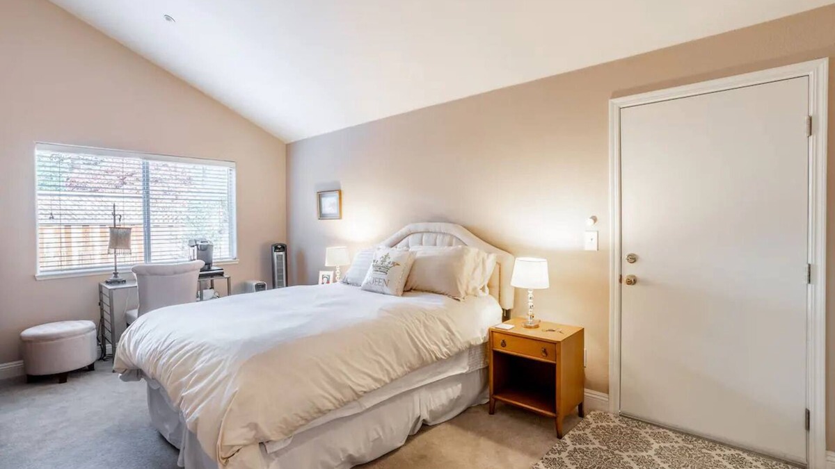 San Tomas Apartment | "Queens Palace" Studio Apt Business Ready - San Jose