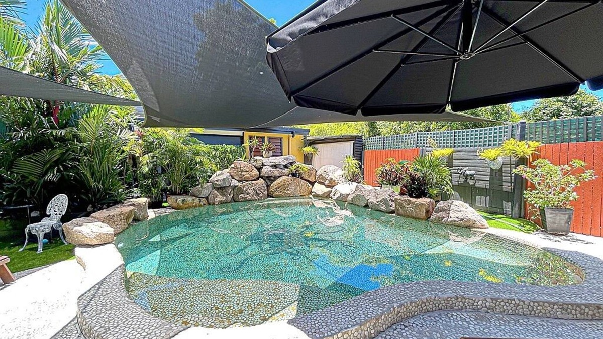 Whitfield House | Queenslander house with plenty of space and very tropical. Sleeps six people.