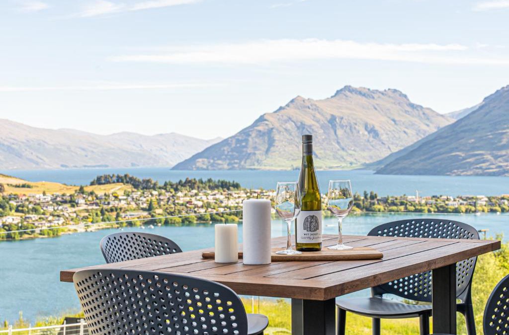 Queenstown House | Queenstown Lake and Mountain View Retreat Free Wifi Free Street Parking
