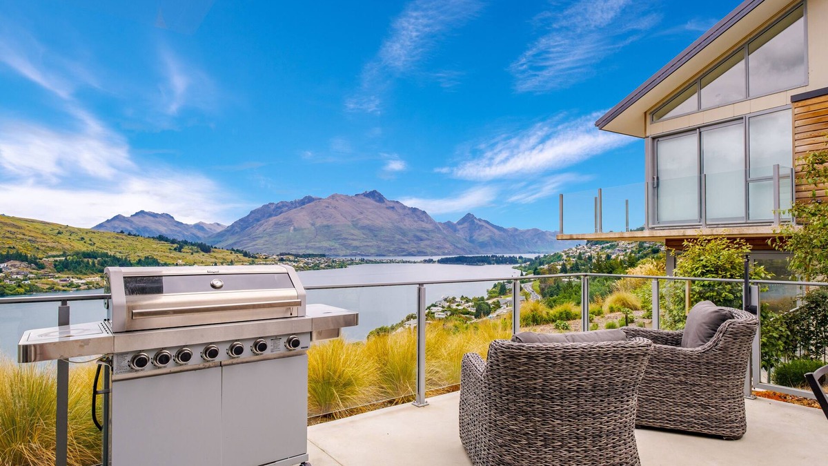 Frankton Cottage | Queenstown Lake Views - Downstairs Apartment