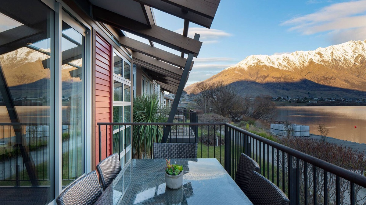 Frankton Apartment | Queenstown Lakefront – 3BR Apt, Balcony & Parking