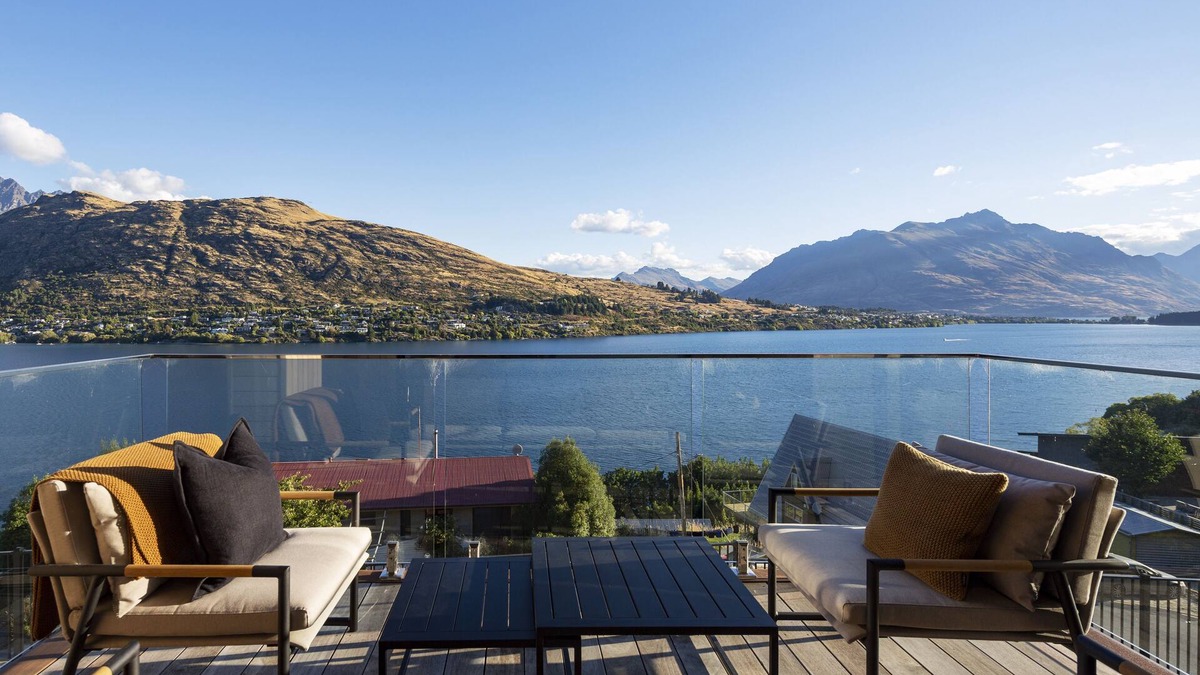 Frankton Villa | Queenstown Mountain & Lake Views Villa
