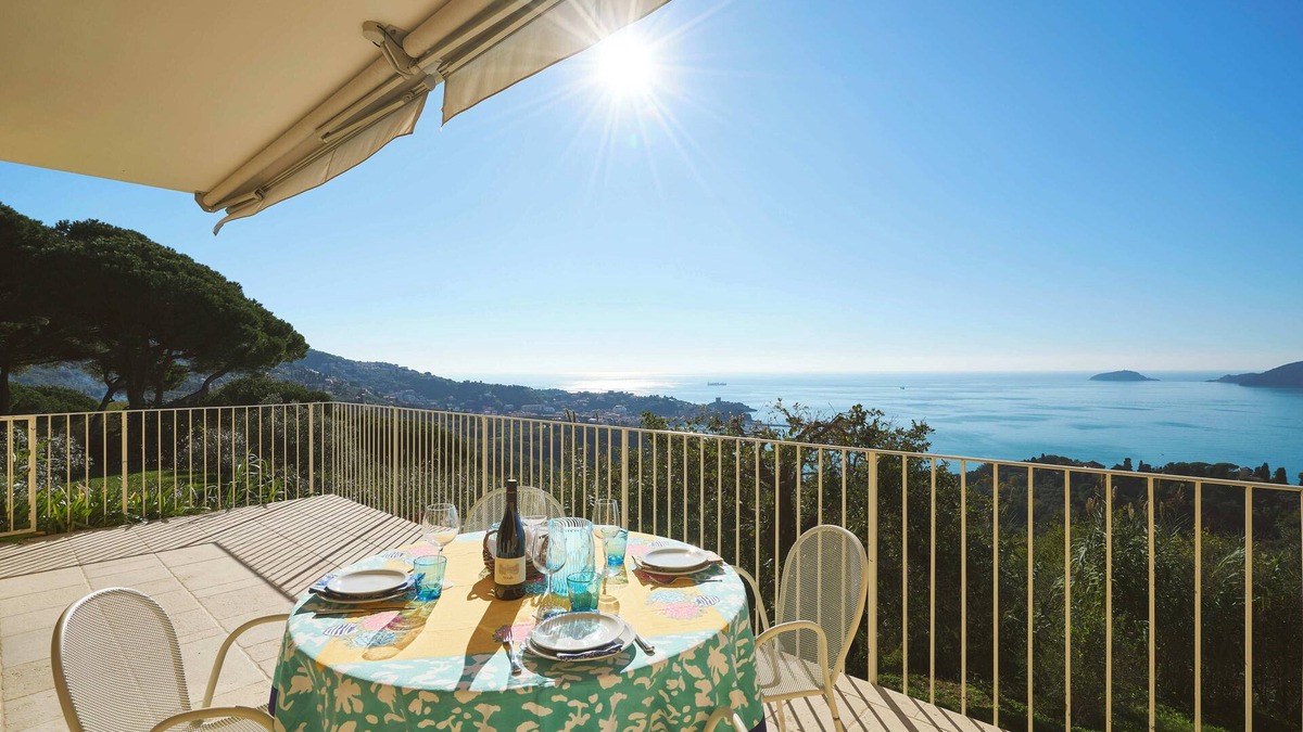 Pugliola House | Quercia: 2 BDR, Aicondo, Seaview, Pool, Tennis, plus Private Parking in Lerici!