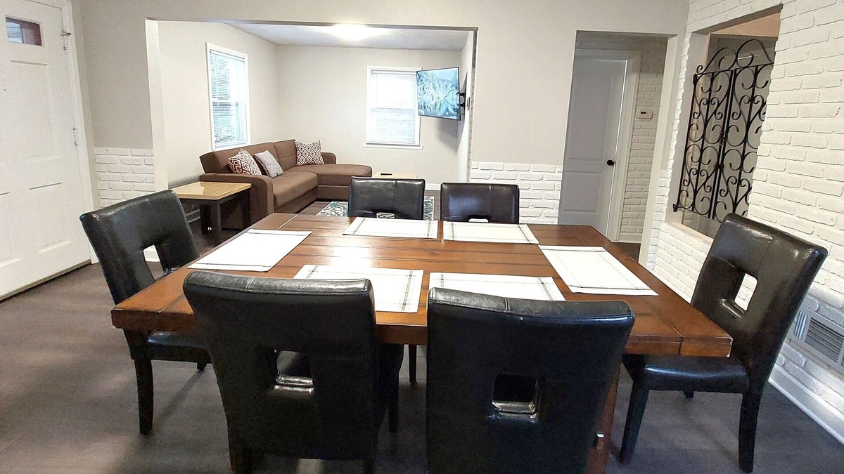 Melrose Park House | Quick Access to O'Hare and Chicago downtown