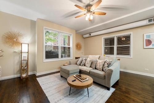 Tri-Taylor Apartment | Quick Drive to Downtown Chicago & Early Check-In