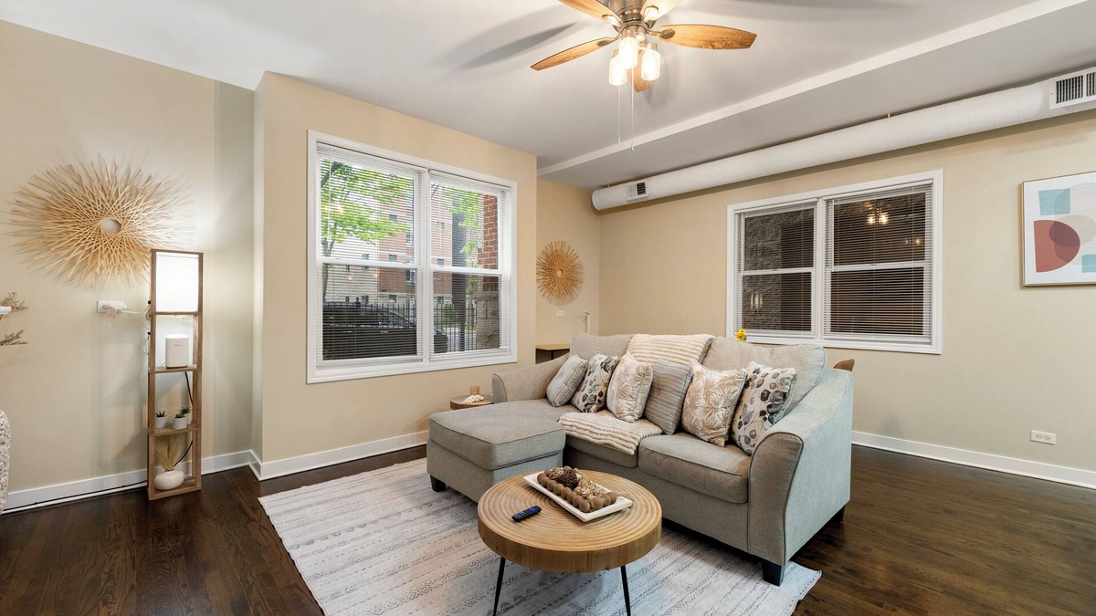 Tri-Taylor Apartment | Quick Drive to Downtown Chicago & Early Check-In