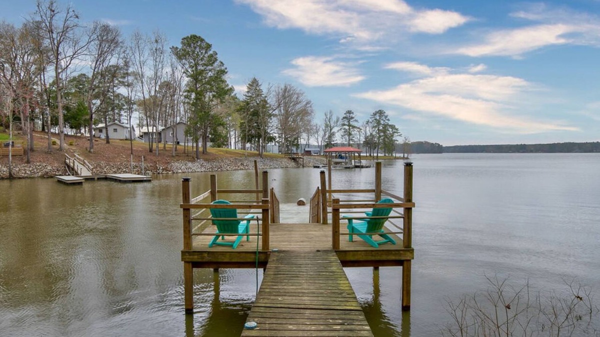 Ridgeway House | Quick Retreat- Lakefront lot, for family getaway, water activities or fishing!