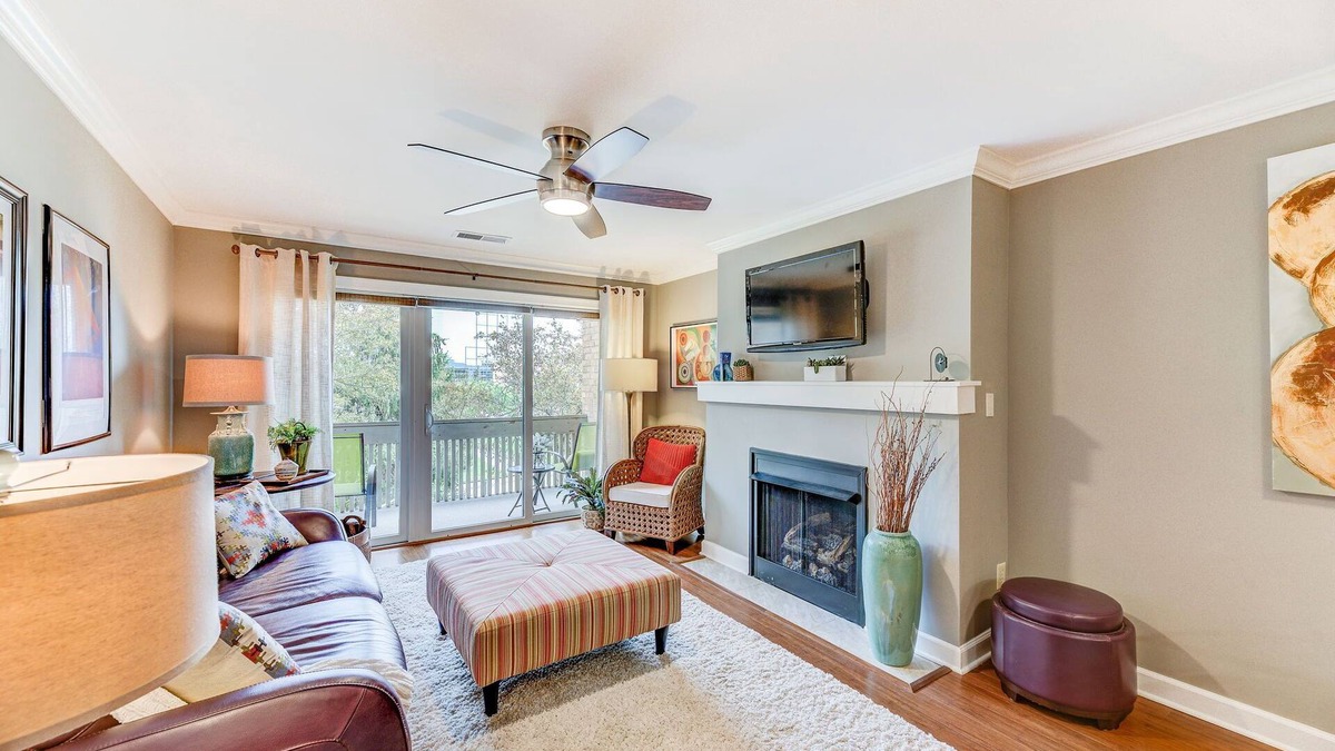 St. Louis Condo | Quiet 1 Bed condo with in unit laundry & assigned covered parking in secure bldg