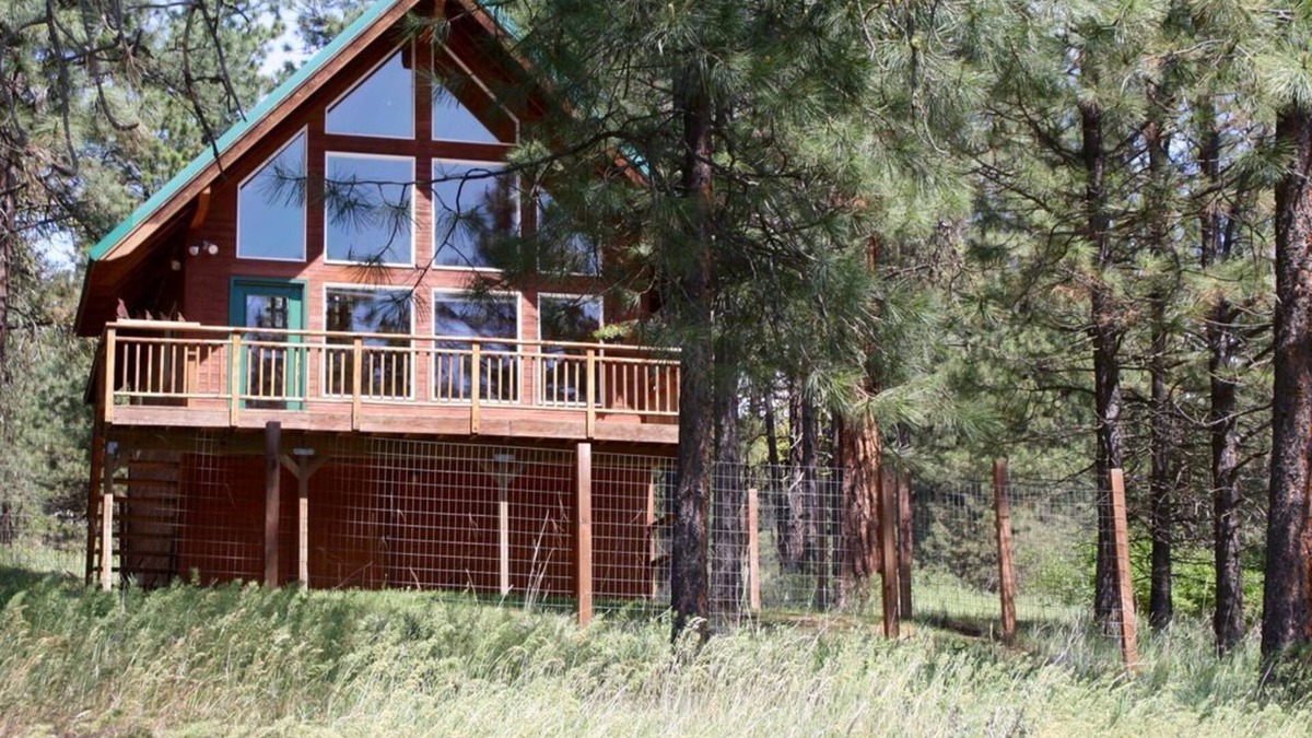 Cle Elum Cabin | Quiet 1 BR + loft cabin great for weekend getaways & stargazing. Pet Friendly!