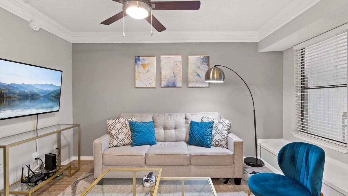 Brentwood Apartment | Quiet 1BR suite w/fast WiFi + king bed + pool
