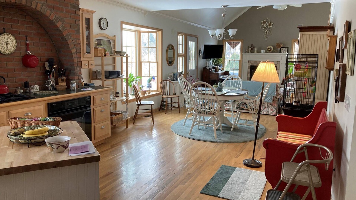 Harbor Beach House | Quiet 2 bd, 1 1/2 bath hideaway, with refreshing lake breezes