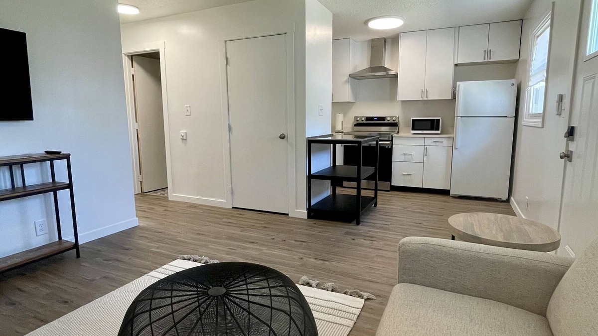 White Cottage Apartment | Quiet 2-Bedroom Easy Access to Many Hospitals