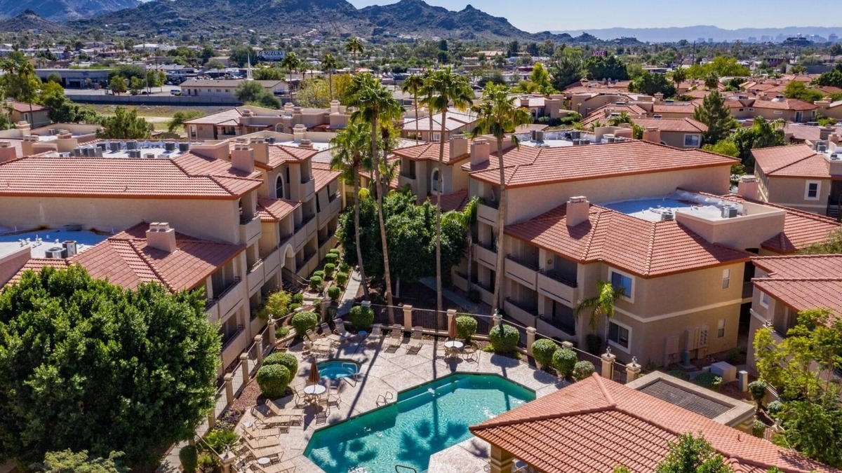 North Mountain Condo | 💯Quiet, 2 King beds, 3 Pools, WiFi, Gated,Tennis🎾Basketball🏀Ground Floor🌵