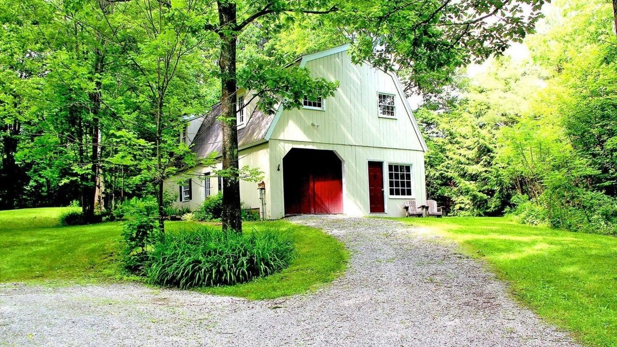 West Stockbridge House | Quiet 2BR/1BA Forest-View Barn Apartment – Newly Renovated, Peaceful Escape