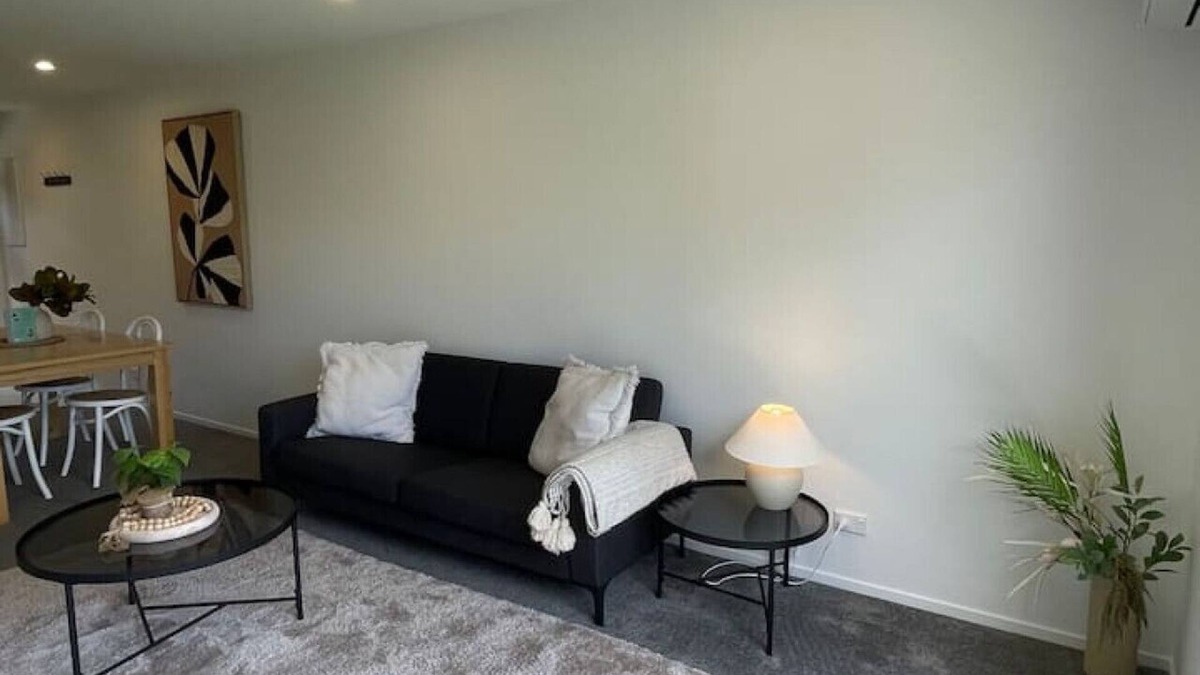 Henderson House | Quiet 2BR House on Te Kanawa Crescent