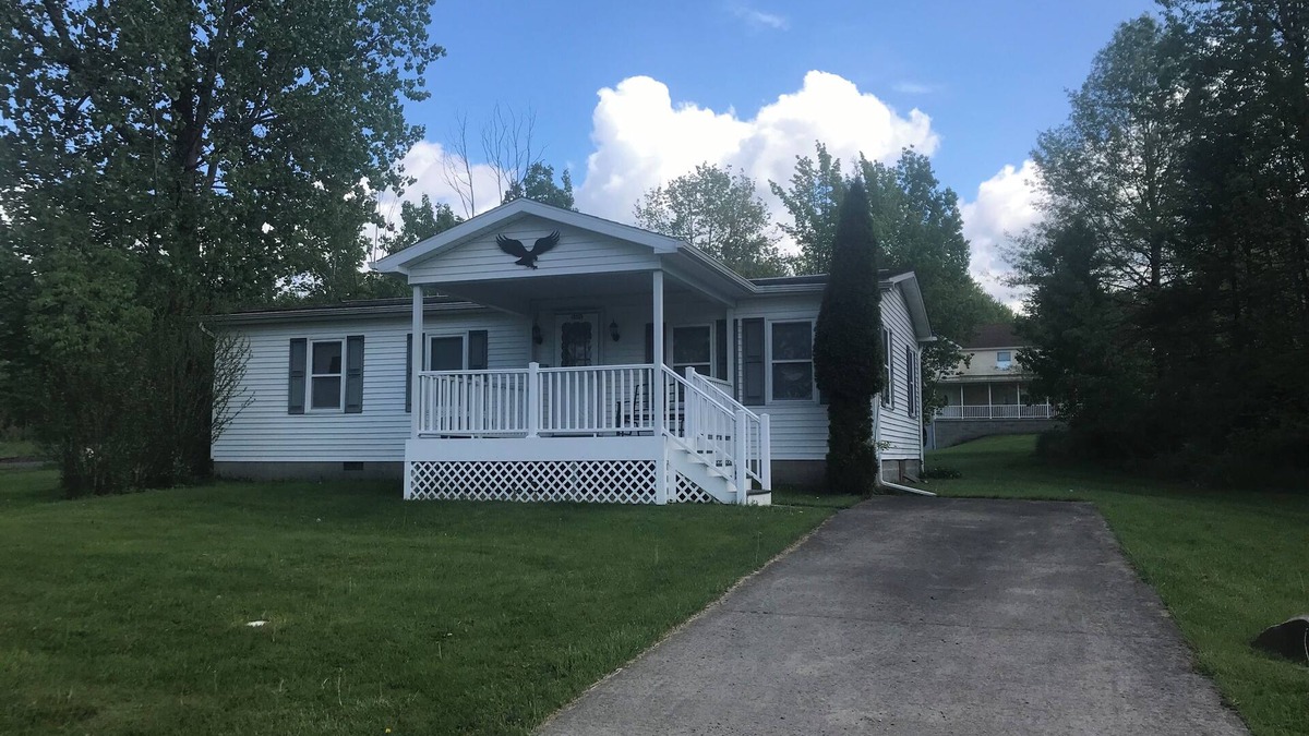 Albion House | Quiet, 3 bedroom & 1 bath get-a-way. Near Lake Erie for fishing & skiing resorts