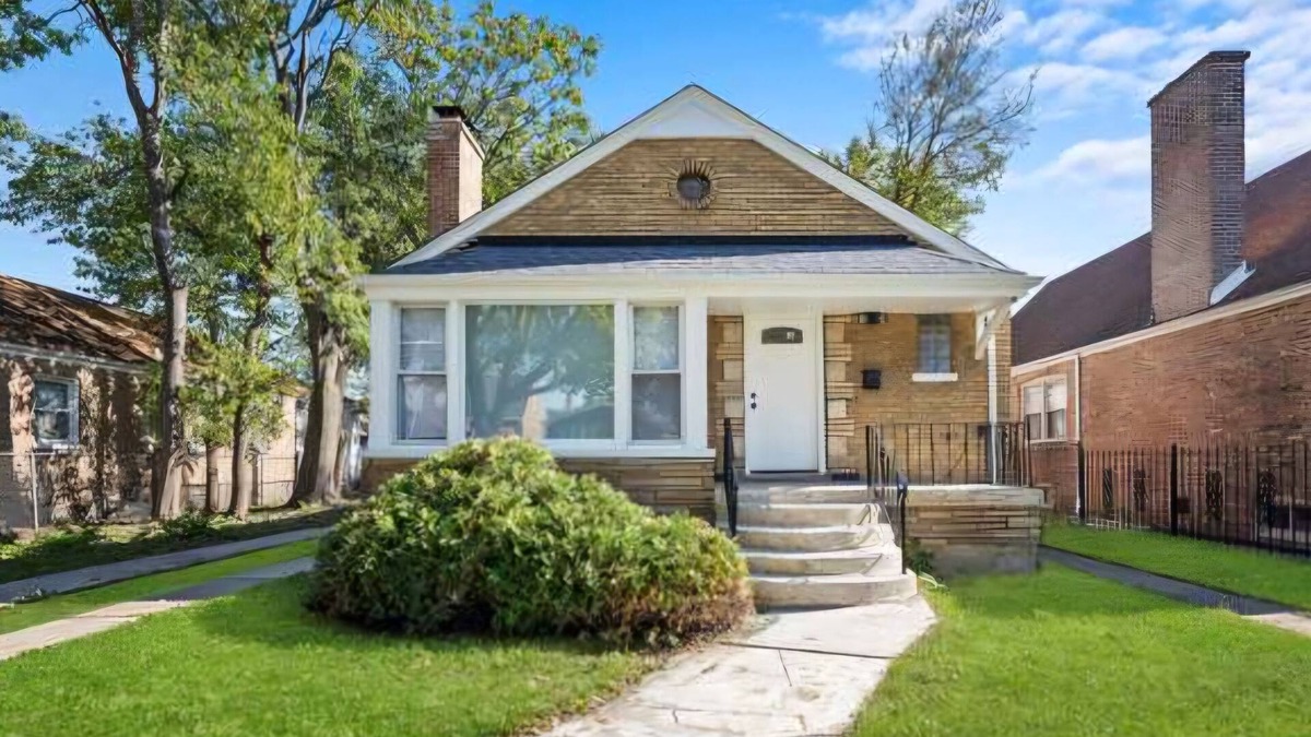 Calumet Heights House | Quiet 3-bedroom house in amazing Chicago with WiFi & AC. Near Everything!
