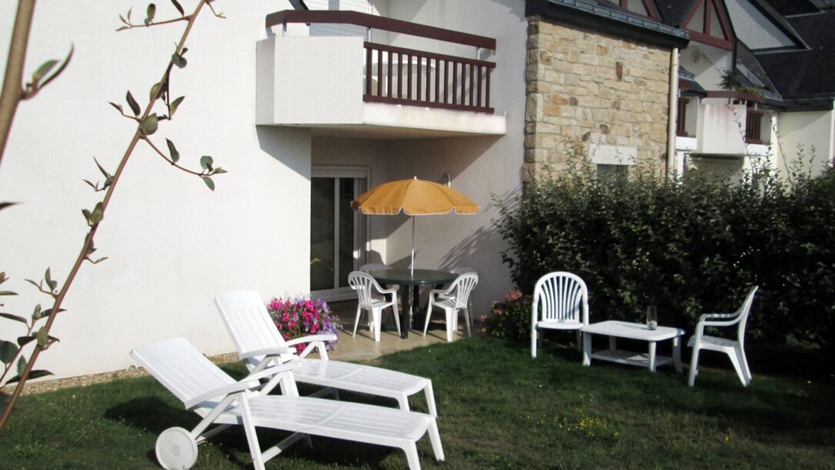 Carnac Apartment | Quiet, 3-room apartment with garden, Wi-Fi in residence with swimming pool (sleeps 4)