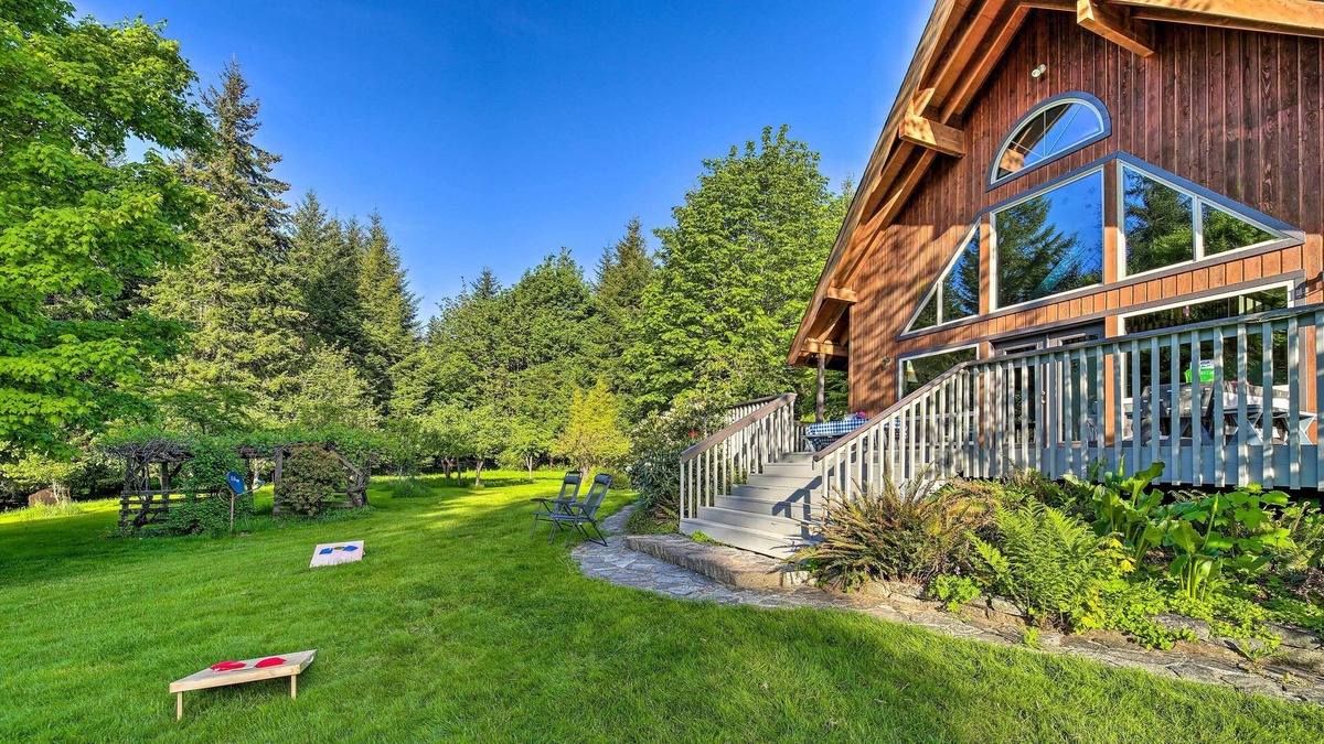 Rochester Cabin | Quiet 40-Acre Rochester Forest Lodge: Hot Tub!