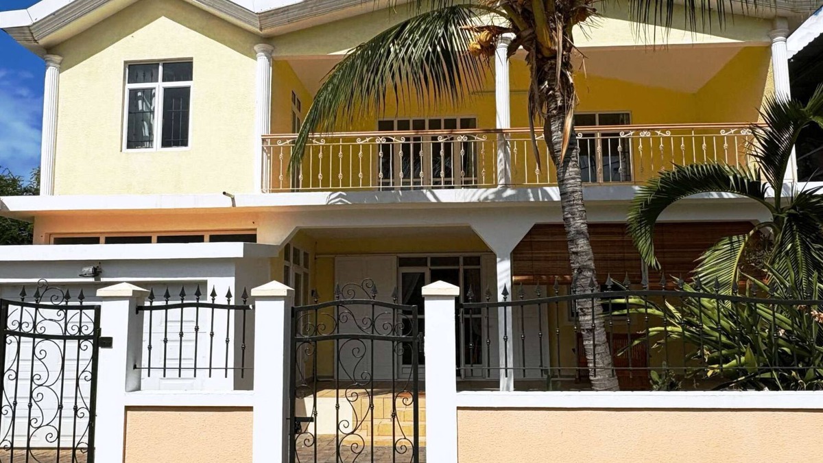 Port Louis Villa | Quiet 5-bedroom villa, near beach with terraces