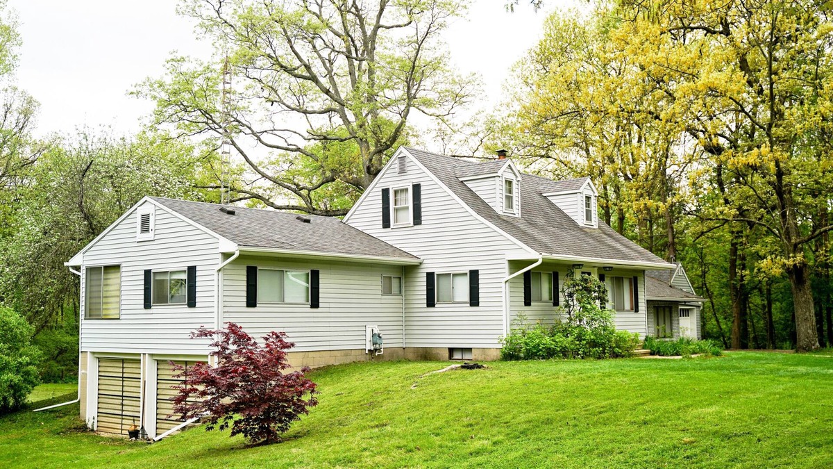 East Lansing House | Quiet 5 bedroom house on 3 acres plus woods, 5 min from MSU campus, easy access.