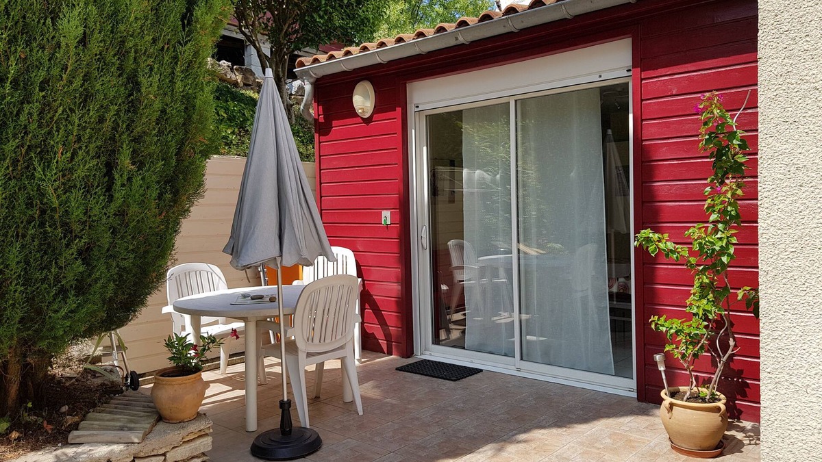 Herepian Apartment | Quiet, air-conditioned T2 apartment with terrace and parking, close to Lamalou les bains.
