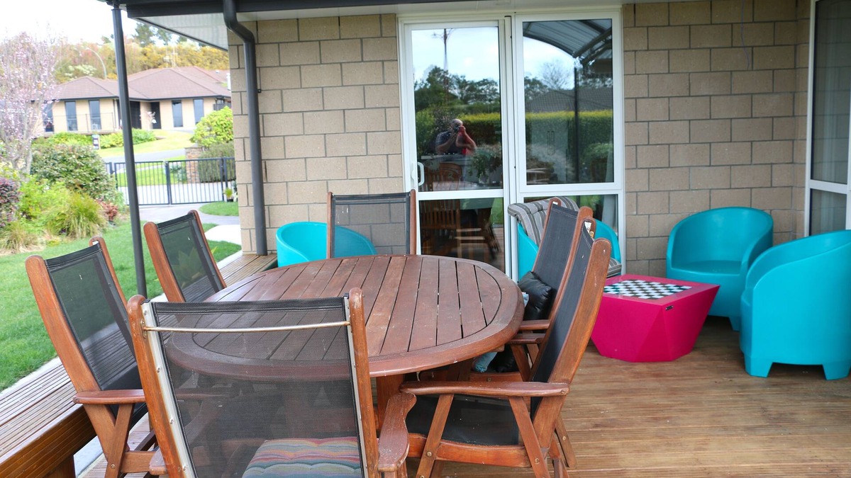 Greerton House | Quiet and Comfortable Main House Room with Shared Lounge