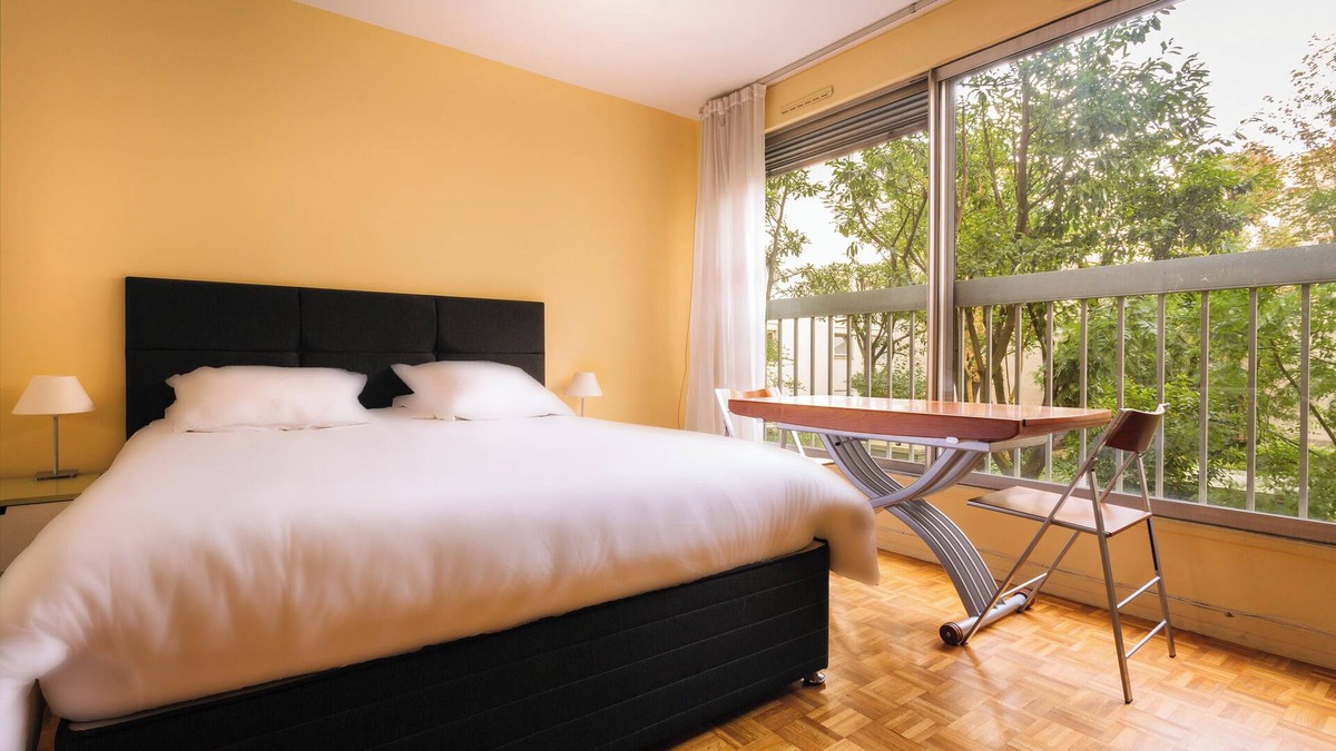 Quartier Saint-Ambroise Condo | quiet and comfortable studio steps away from le marais