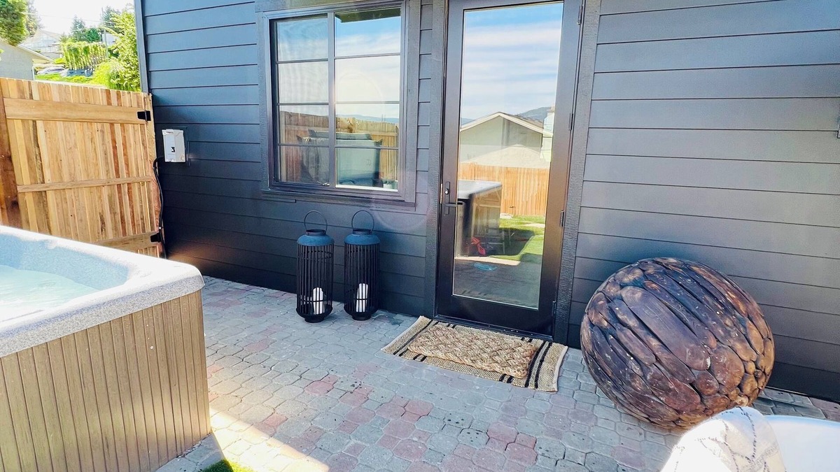 Vernon House | Quiet and Convenient Private Guest House with Private Hot Tub