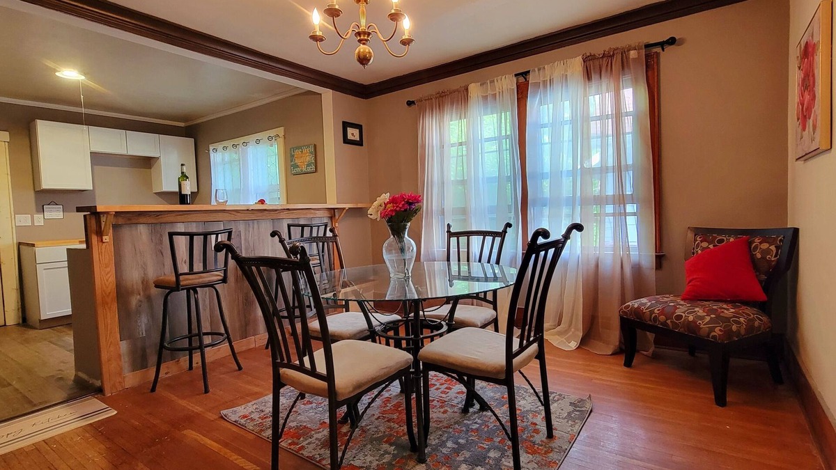 Rochester Apartment | Quiet and cozy 2 bedroom upper apartment