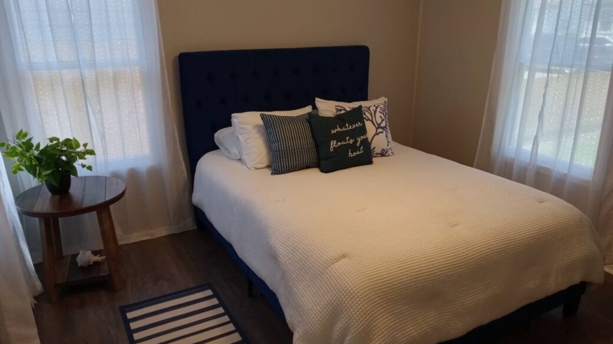 Central City House | Quiet and Cozy Cottage -10 minutes from the beach!