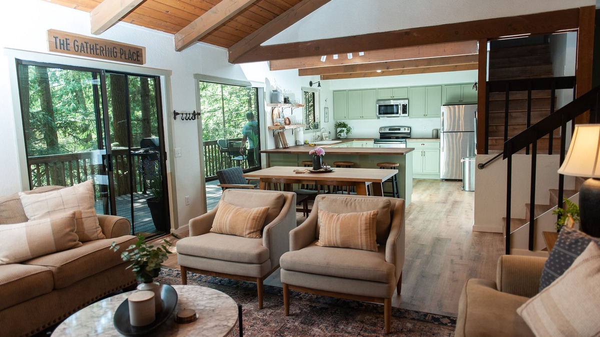 Sudden Valley Cabin | Quiet and cozy cabin, minutes to trailheads and Bellingham.