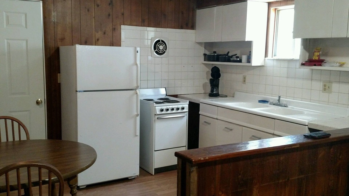 Cadiz Cabin | Quiet and cozy cabin with full kitchen and two bedrooms adjoining Lake Barkley.