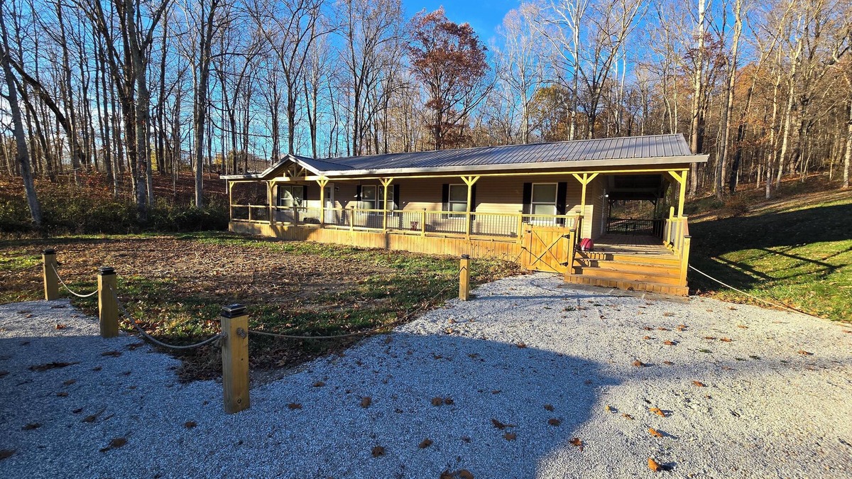 Creola Cabin | Quiet and modern 3-bedroom cabin near Ash Cave!