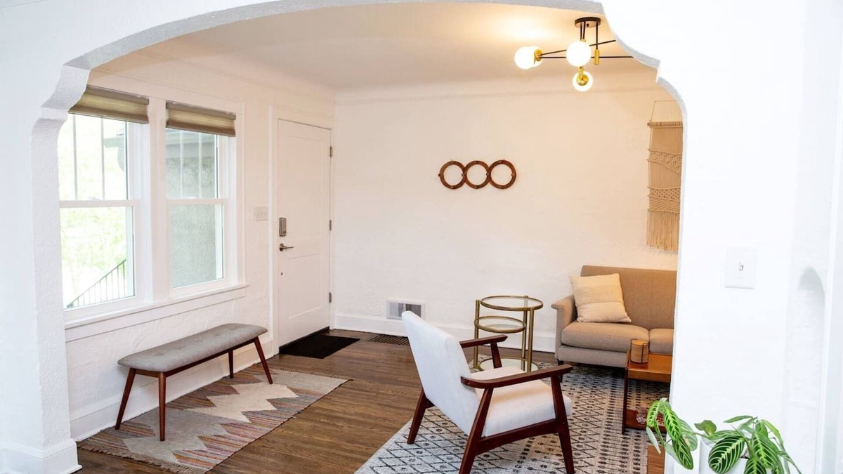 Union Park Cottage | Quiet and Modern Designed Cottage in St Paul