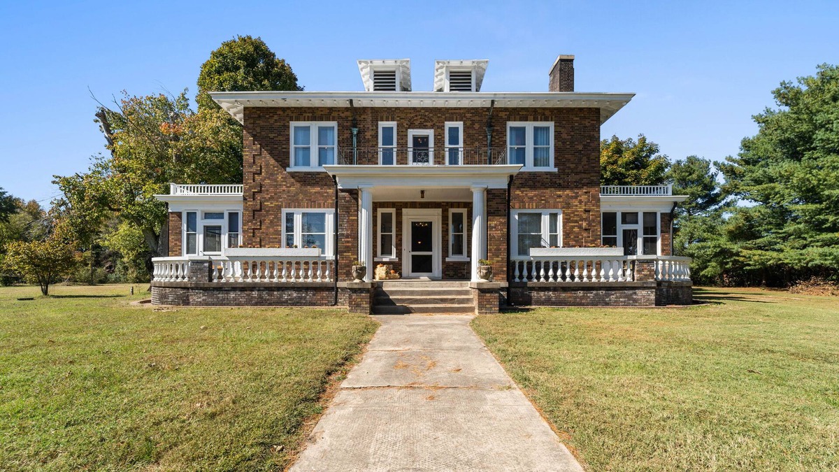 Woodford House | Quiet and Peaceful Century Old Farm House Stunning & Luxurious
