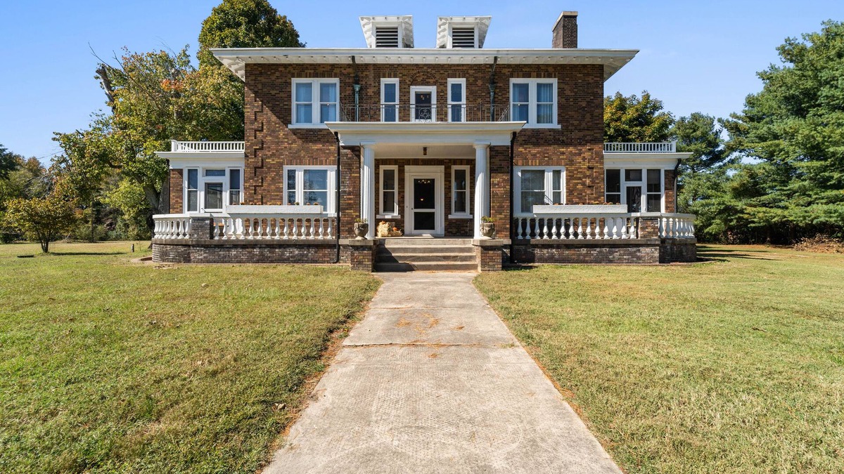 Woodford House | Quiet and Peaceful Century Old Farm House Stunning & Luxurious