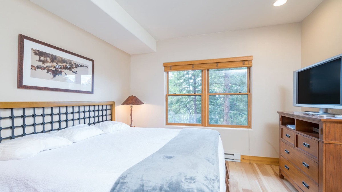 Mountain Village Hotel | Quiet and Pet-Friendly Lock-Off Room at the Bear Creek Lodge