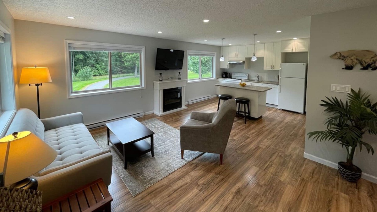 Comox Apartment | Quiet and Private Comox 1 bedroom with separate office
