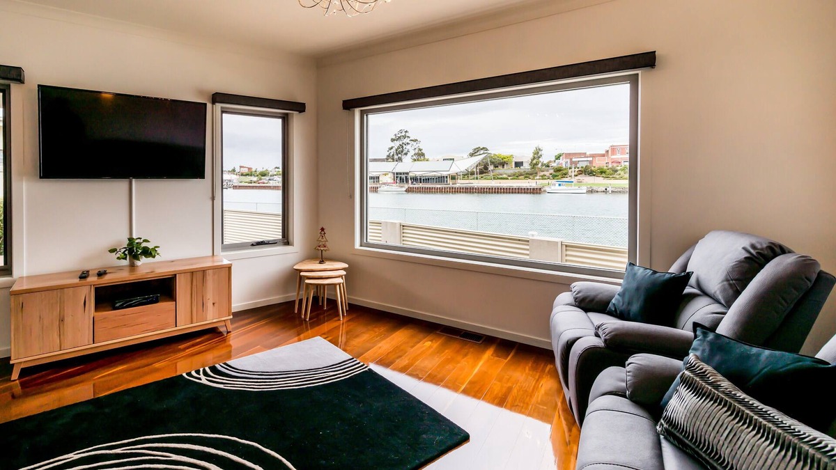 Ulverstone House | Quiet and relaxing house overlooking the Leven River and wharf