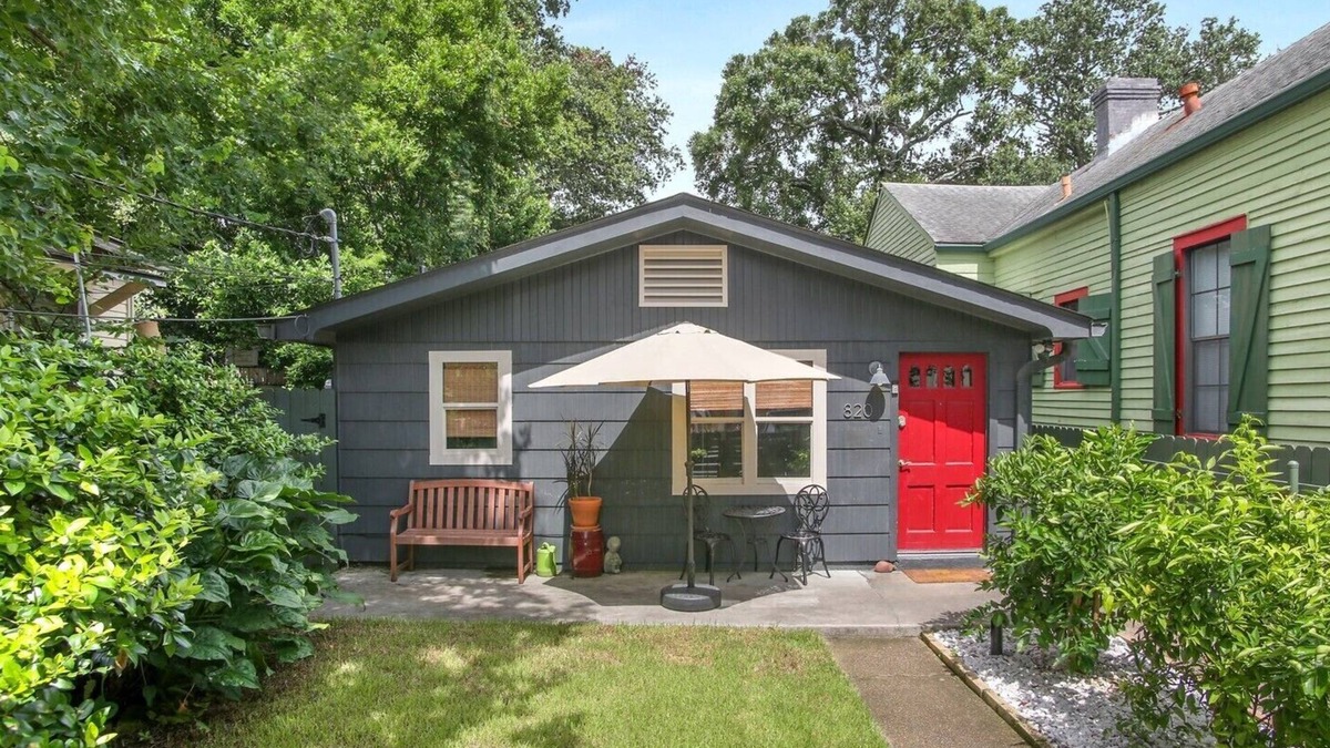 Uptown Historic District House | Quiet and safe Uptown house steps from Audubon Zoo and shopping on Magazine
