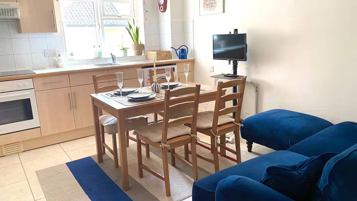 Woking Apartment | Quiet apartment. Basingstoke Canal. Centre. Few steps to Woking Station.