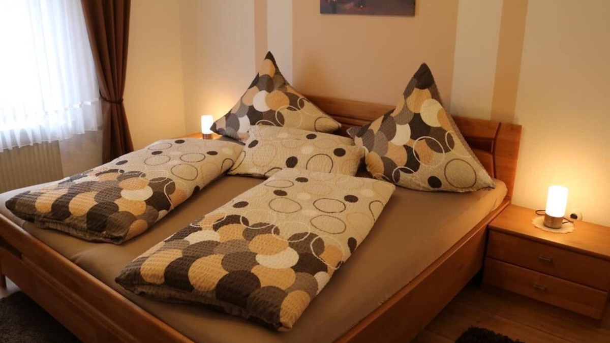 Deudesfeld Apartment | Quiet apartment Blumenhaus Weiler - 2 people.
