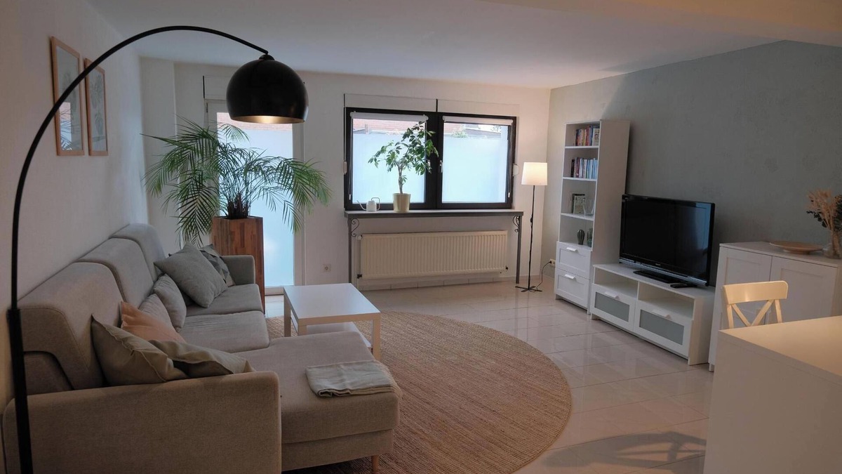 Rheinhausen Apartment | Quiet apartment for commuters & nature lovers - parking lot