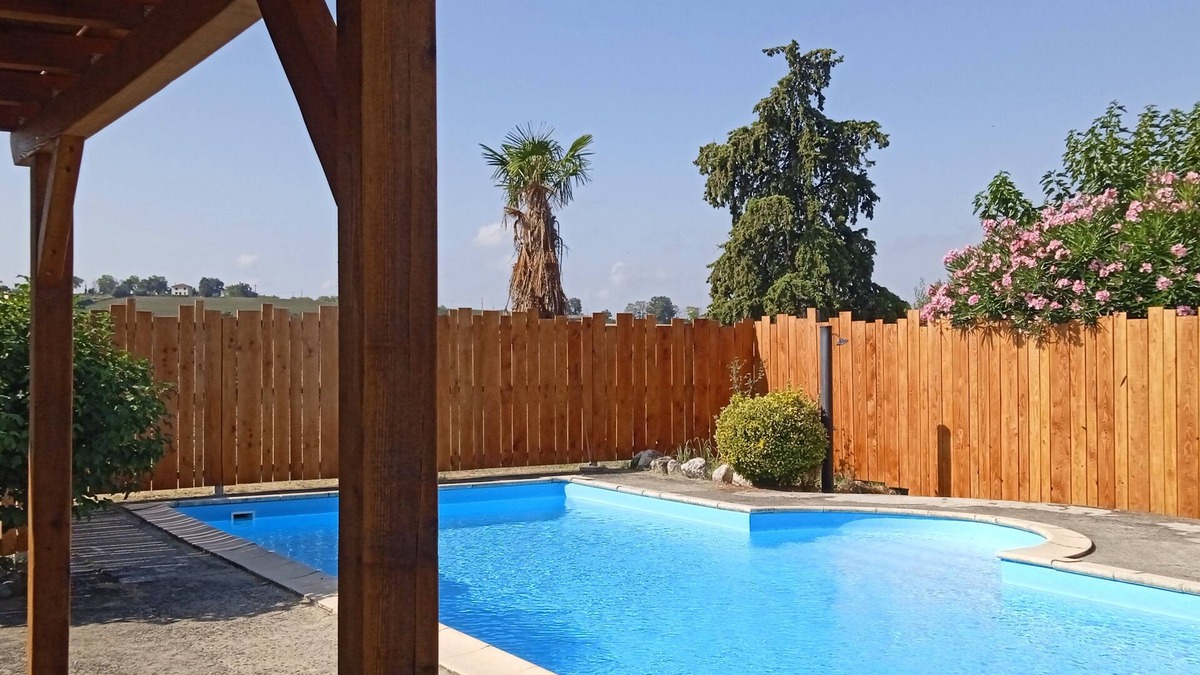 Verfeil Apartment | Quiet apartment with swimming pool in the countryside near Toulouse