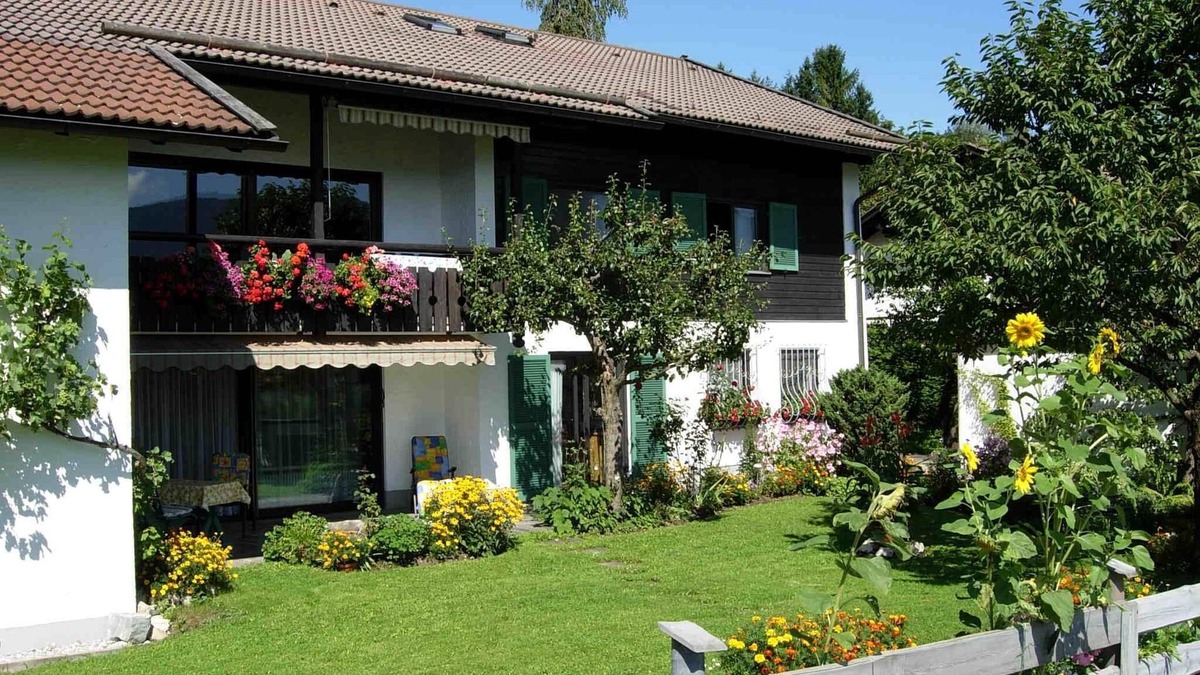 Murnau am Staffelsee Apartment | Quiet apartment with terrace and mountain views in Murnau